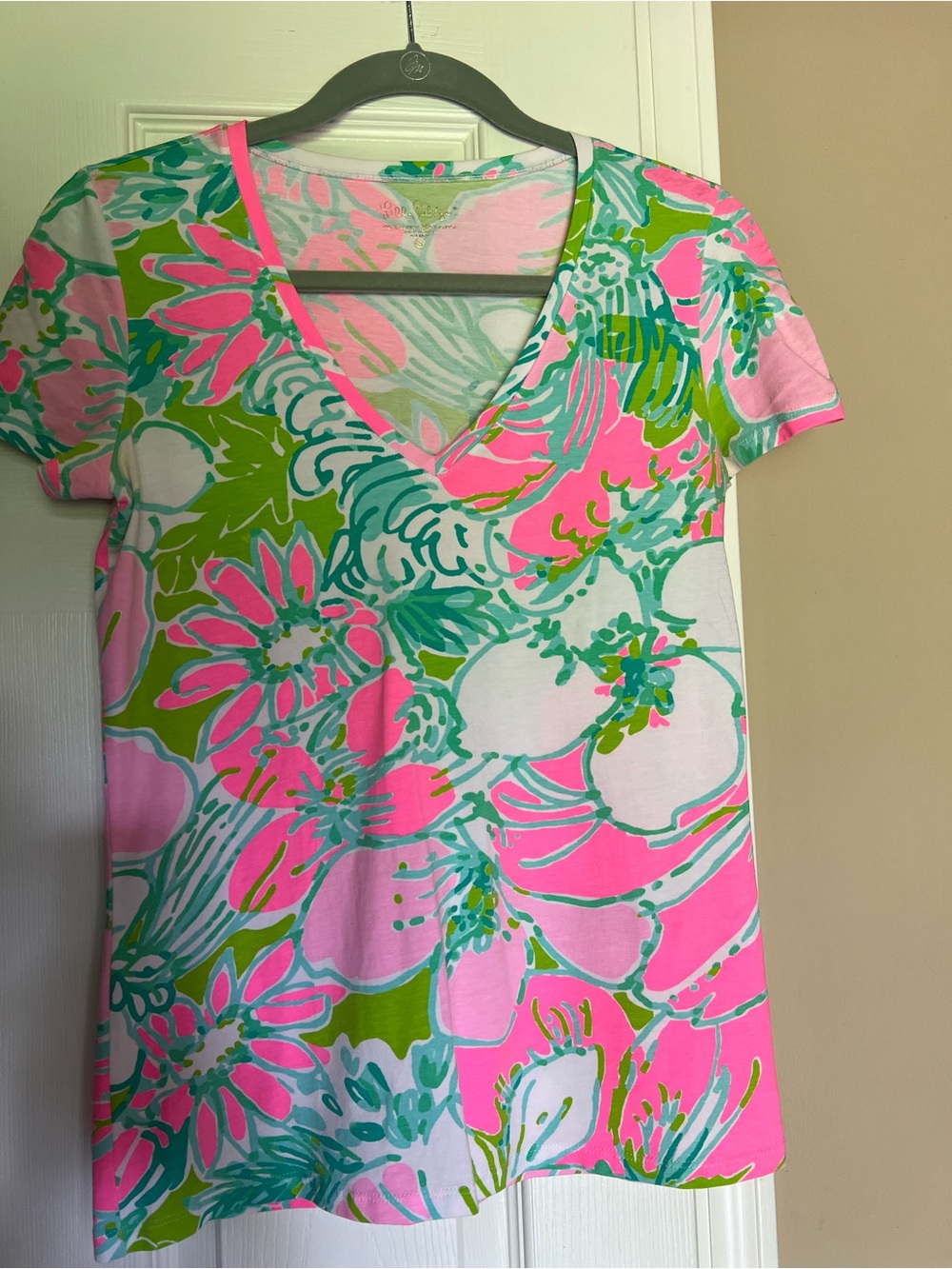 NWOT Lilly Pulitzer Floral V-Neck Tee - Pink, Green & White